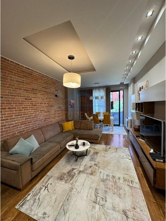 SHITET APARTAMENT 2+1+2 UNAZA E RE PRANE FABRIKES TE BIRRES