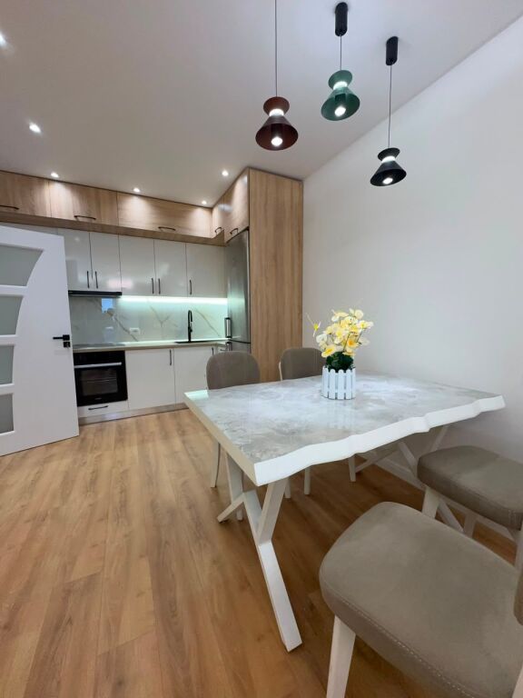Shitet Apartament 2+1+2