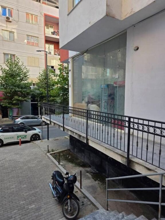 JEPET ME QIRA: Ambjent Biznesi me Fasadë Xhami te Fresku