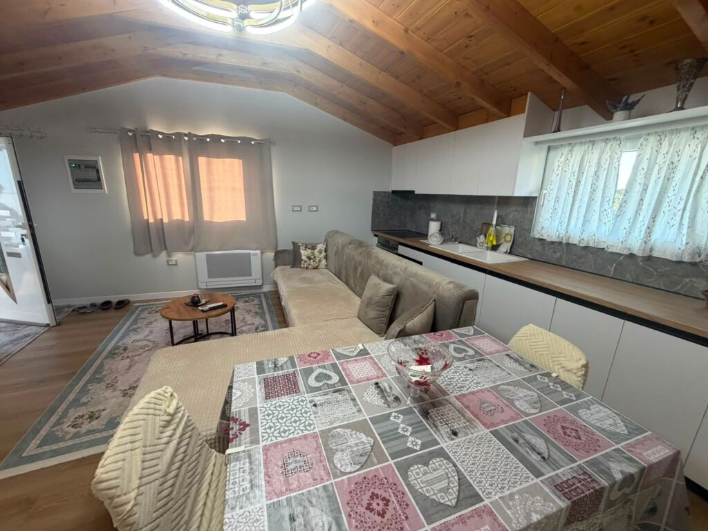 Appartamento 1+1 in affitto ville americane 2° piano villa + parcheggio 50000 lek