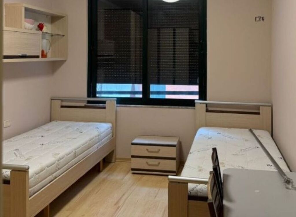 Shitet apartament 2+1+2 tek 21 Dhjetori , Rruga e Kavajes .