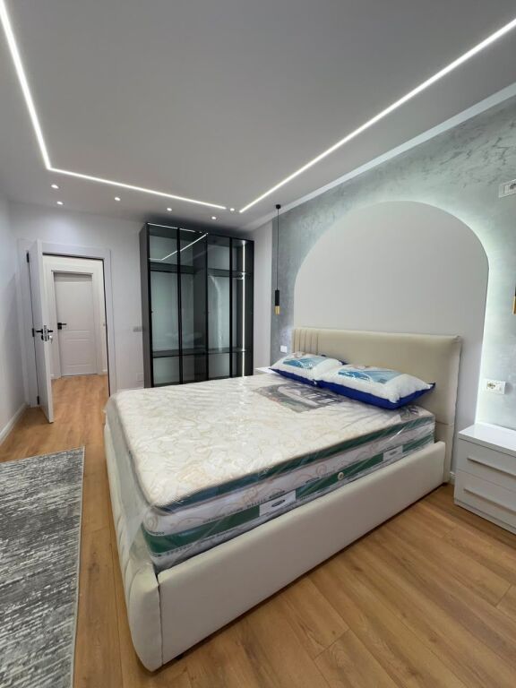 Shitet Apartament 2+1+2