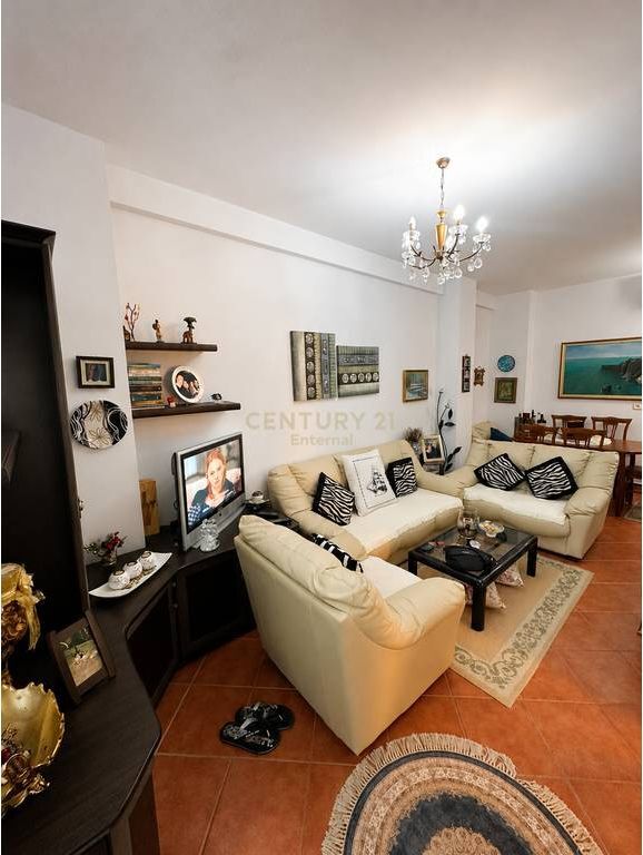 2+1 apartment for sale in the Xhamllik area