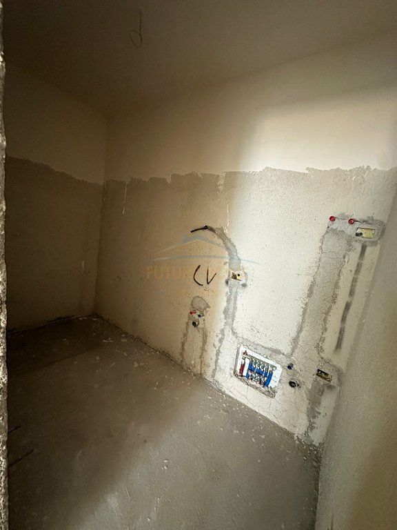 Shitet, Apartament 2+1+2, Komuna e Parisit