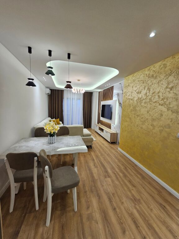 Shitet Apartament 2+1+2