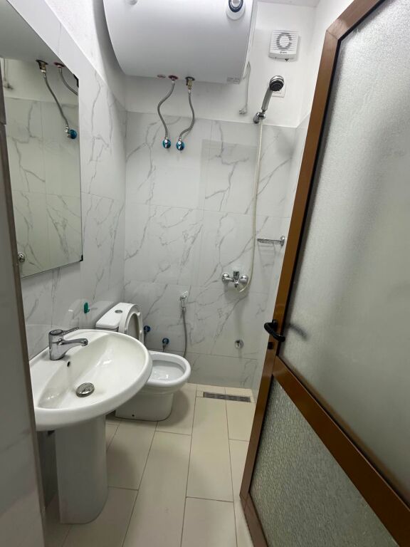 Garsoniere me qera tek 5 Maji prane Lokal Blackstone