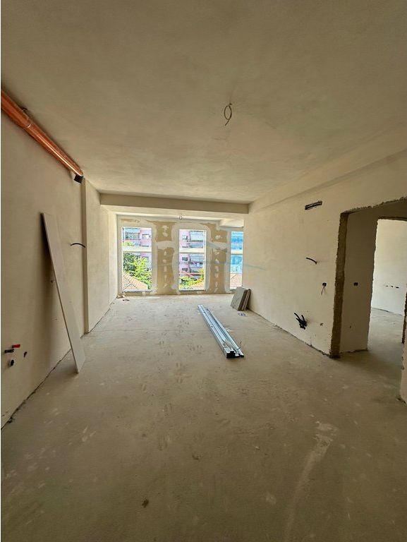 Shitet, Apartament 2+1+2, Komuna e Parisit