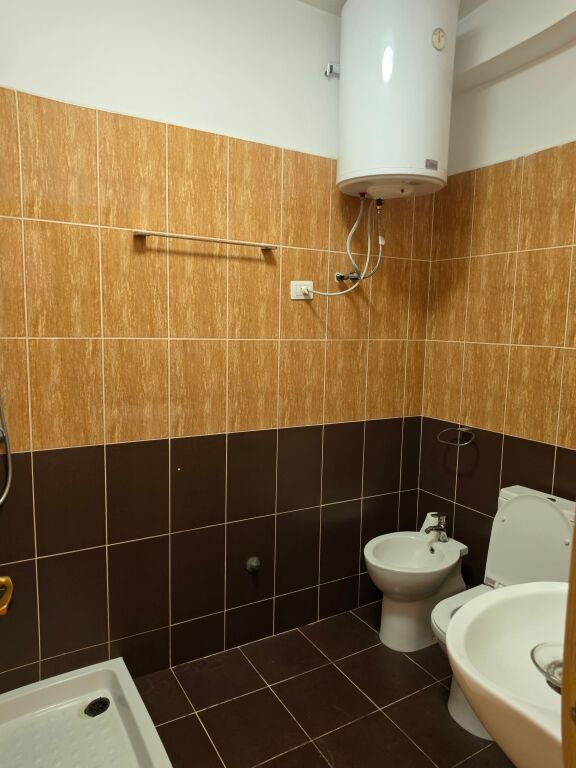🏡 Appartamento 2+1+2+2 balconi in affitto  📍 Astir, vicino al mercato Jata 💰 Prezzo: 60.000 Lek/mese  