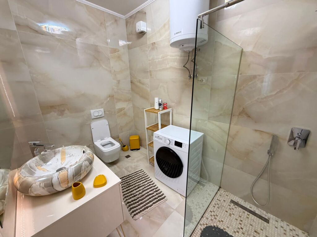 🚪Jepet me qera Apartament 2+1+2  📍Adresa : Rruga e Kosovareve 💶Cmimi 1200€