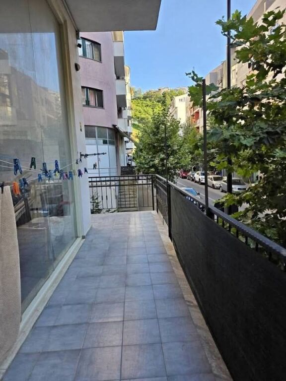 JEPET ME QIRA: Ambjent Biznesi me Fasadë Xhami te Fresku
