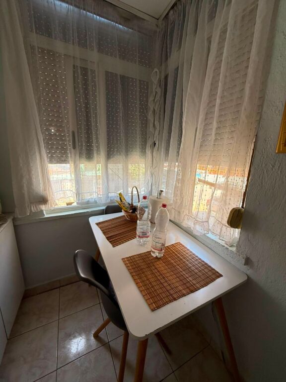 Jepet me qera 1+1 te shkolla Baletit mobiluar 60000 lek