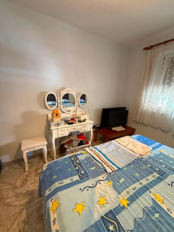 Jepet me qera 1+1 te shkolla Baletit mobiluar 60000 lek