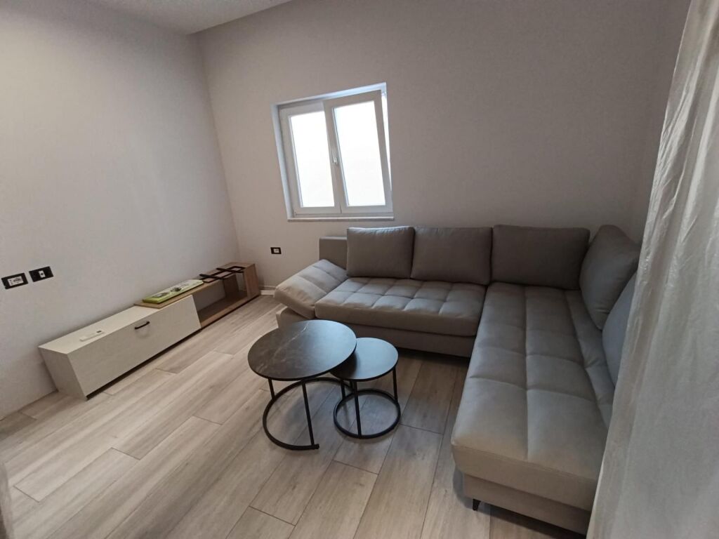Apartament 2+1 me qera pran UET tek Kodra e Priftit
