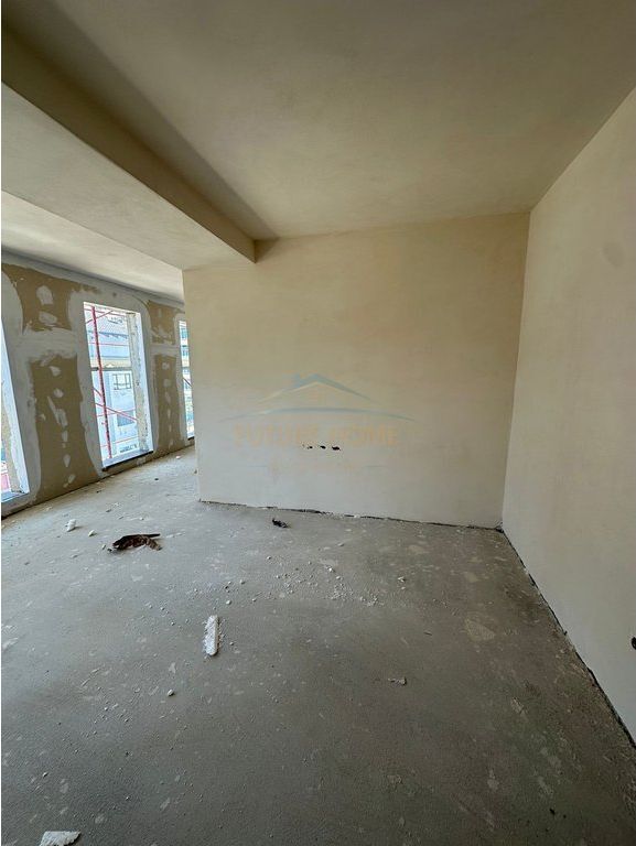 Shitet, Apartament 2+1+2, Komuna e Parisit
