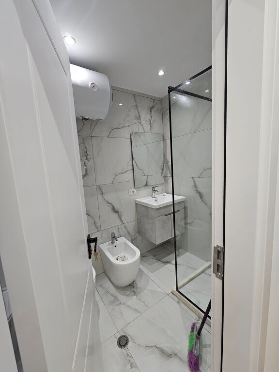 Shitet Apartament 2+1+2