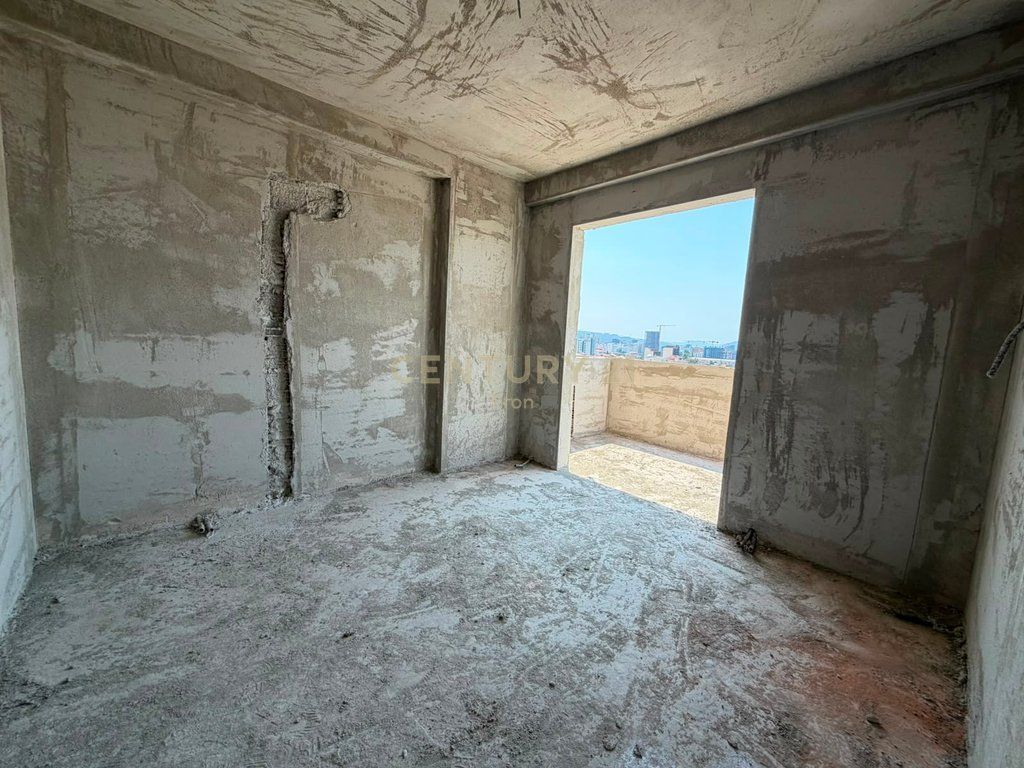 Shitet Apartament 2+1+ Verand 5 Maj