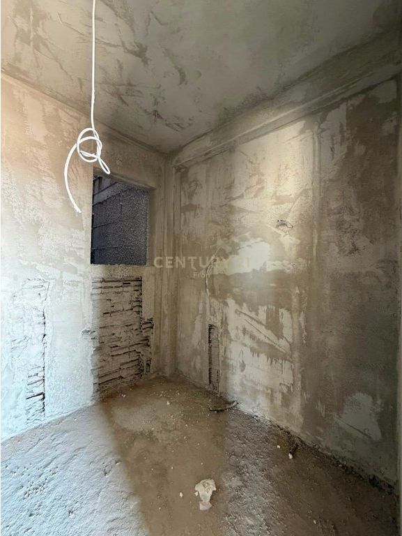 Shitet Apartament 2+1+ Verand 5 Maj