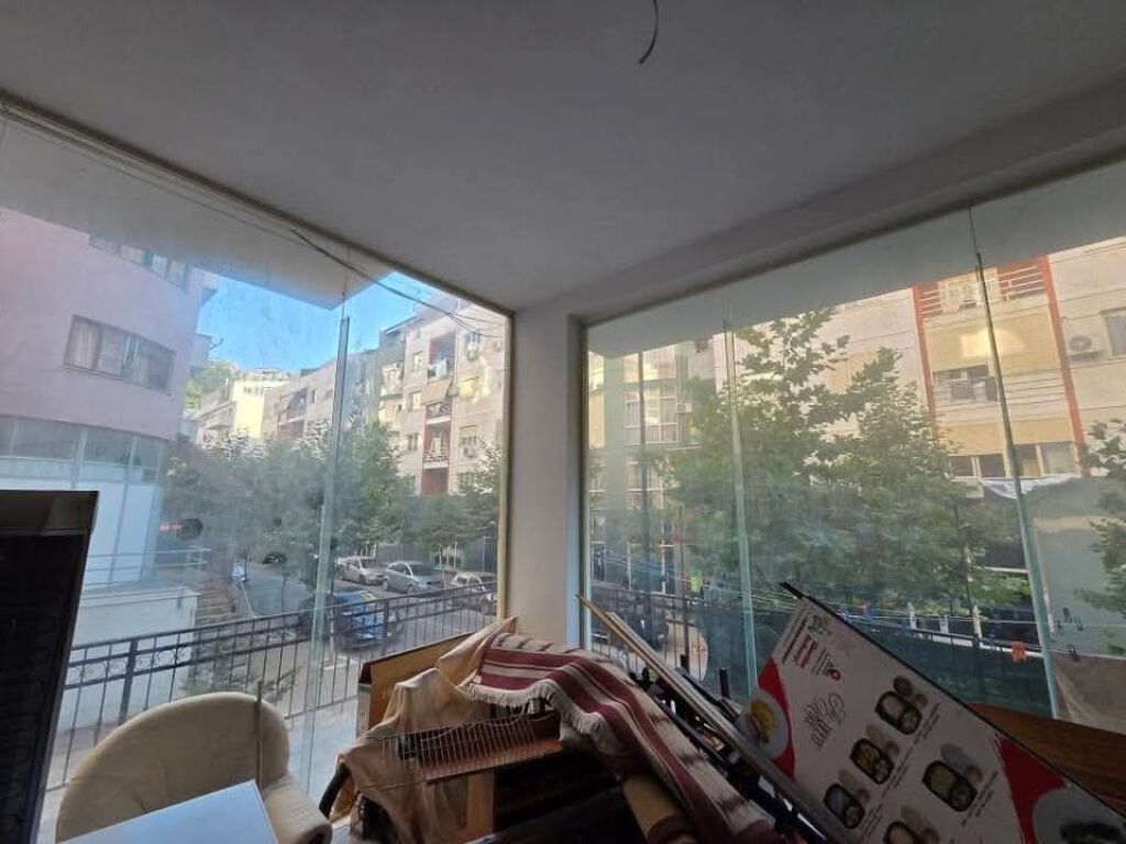 JEPET ME QIRA: Ambjent Biznesi me Fasadë Xhami te Fresku
