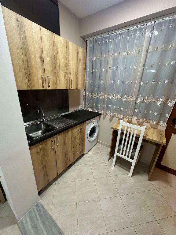 Garsoniere me qera tek 5 Maji prane Lokal Blackstone