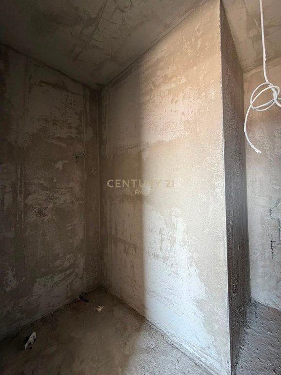 Shitet Apartament 2+1+ Verand 5 Maj