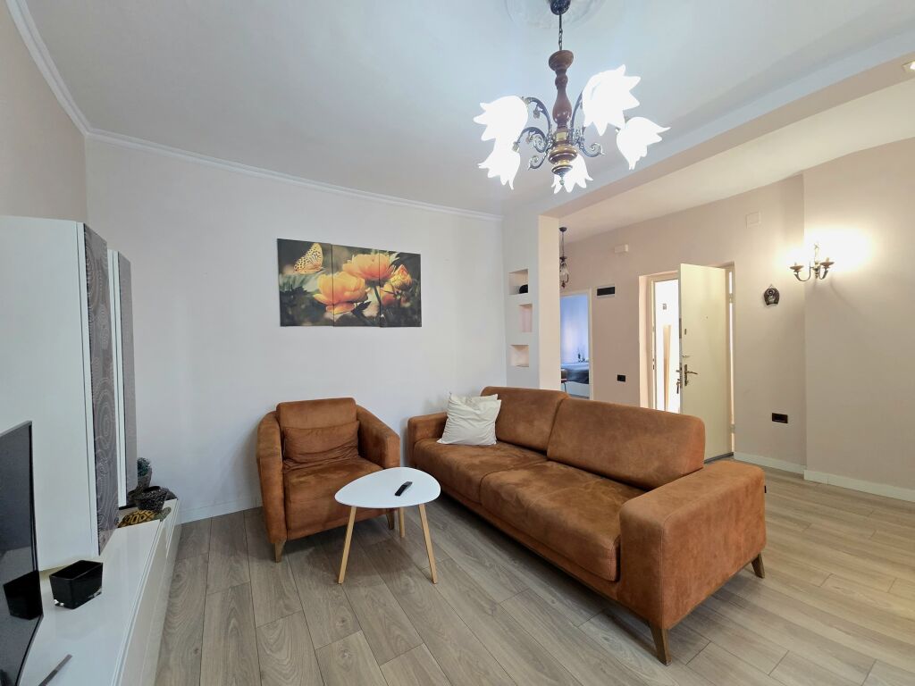 Apartament 2+1 me qera tek Garda