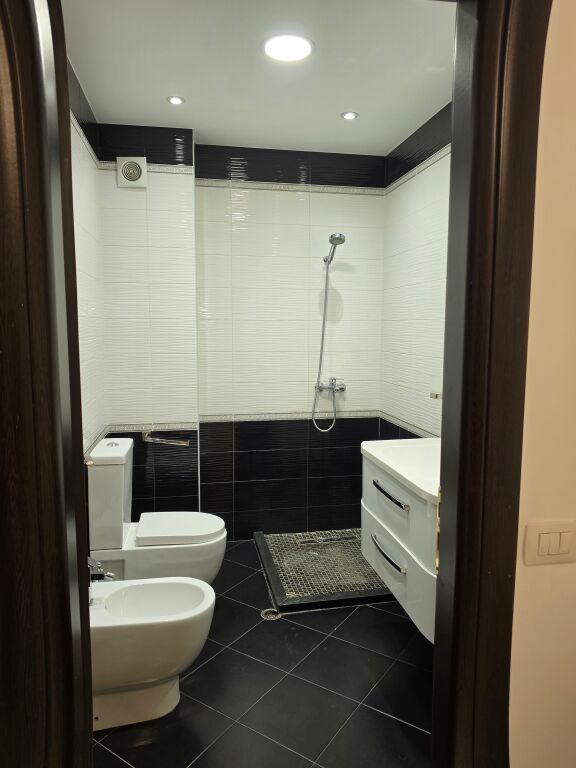 🏡 Apartament 2+1 me qera  📍 Yzberisht, pranë Grand Gallery   🏢 Kati 3 (me ashensor)  🛋️ I mobiluar  📐 Sipërfaqja: 95 m² 💰 Çmimi: 50.000 Lekë/Muaj  
