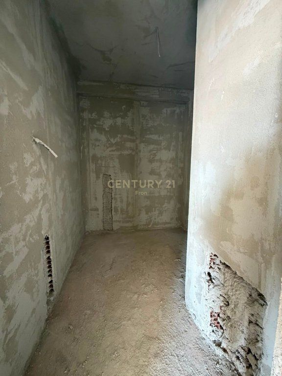 Shitet Apartament 2+1+ Verand 5 Maj