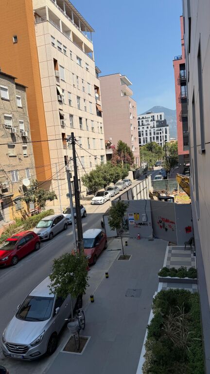 Jepet Me Qera 1+1 Kati 1 Banimi Per Zyre - Pamje Rruge Kryesore Afer Shkolles Kuqe