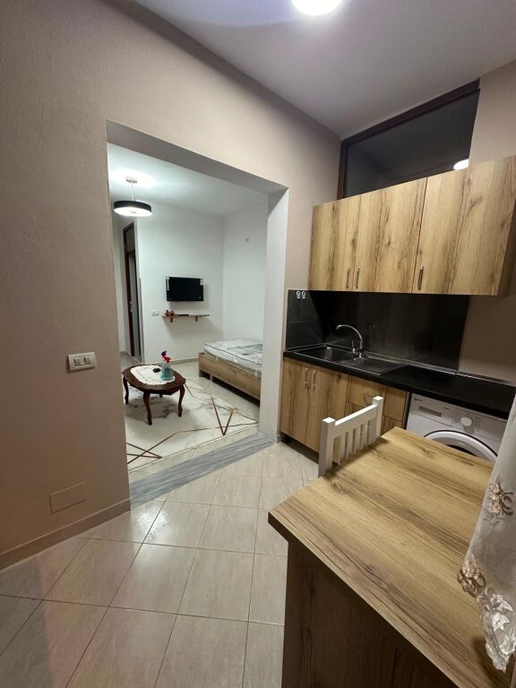 Garsoniere me qera tek 5 Maji prane Lokal Blackstone