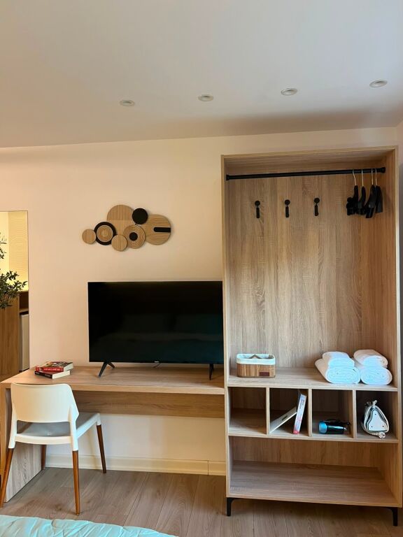 Ne zonen e Durresit , prane Kafe Mulliri i Vjeter, jepet me qera apartament, 1+1, 60,000 Leke