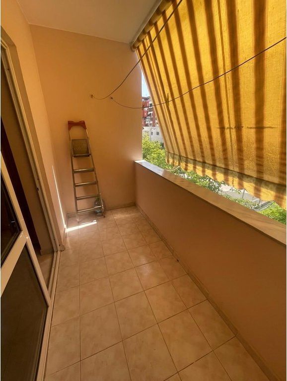 PRANË SHESHIT WILSON – SHITET APARTAMENT 2+1 - Shitet me kredi!