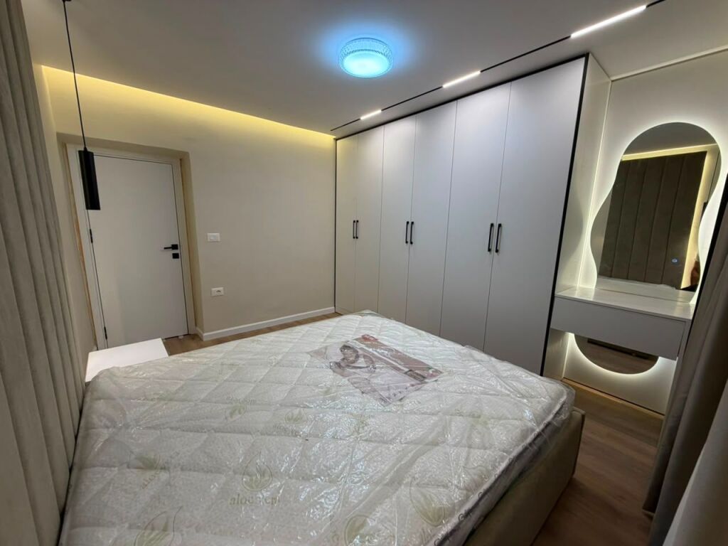 🏡 Shitet apartament 1+1, me verandë dhe parkim të sigurt përpara 📍 Rruga “Kongresi i Manastirit”, përballë Pediatrisë 📐 Sipërfaqe: 60 m² 🏢 Kati 1, pallat ekzistues pa ashensor 📄 Me hipotekë – mundësi blerjeje me kredi  ✨ Totalisht i rikonstruktuar me materiale cilësore, termoizolim me sistem kapot dhe mobilim modern luksoz. Apartamenti është i pabanuar më parë dhe gati për banim.  💰 Çmimi: 12,000,000 lekë (120 milionë lekë të vjetra)