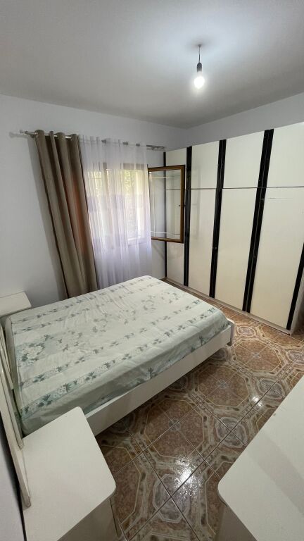 Jepet me qira shtëpi 1+1+Verandë (E mobiluar)
