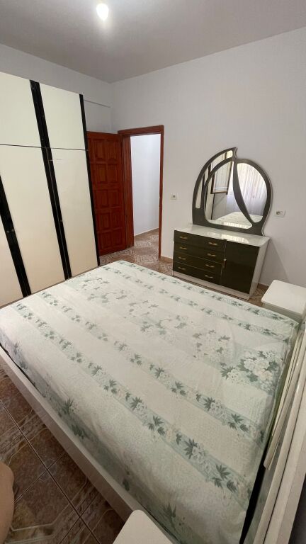Jepet me qira shtëpi 1+1+Verandë (E mobiluar)