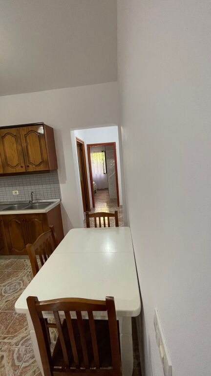 Jepet me qira shtëpi 1+1+Verandë (E mobiluar)