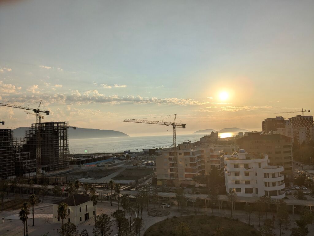JEPET ME QIRA APARTAMENT 1+1 NE LUNGOMARE VLORE
