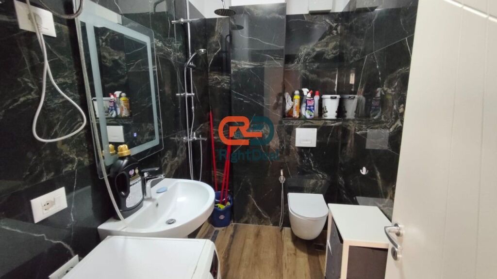 Tek Rezidenca Emi 6, Shitet Super Apartament 2+1+2 Me Hapesira Te Bollshme!!