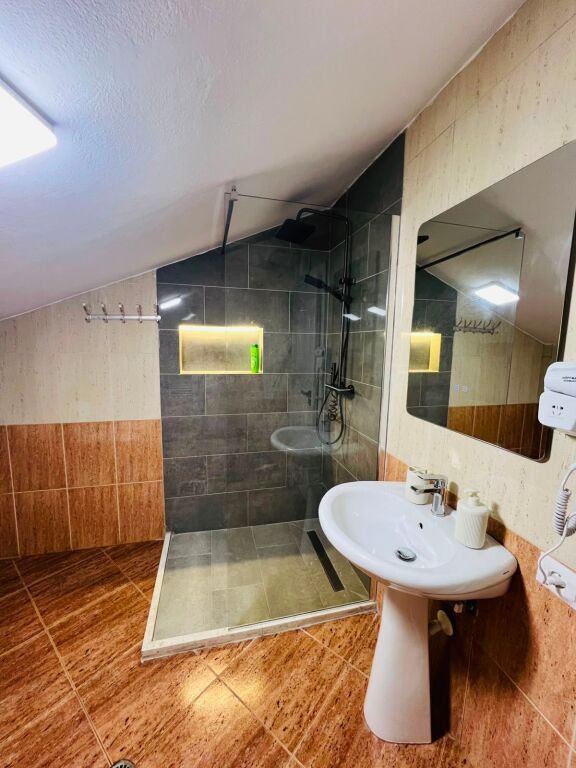 Jepet me qira apartament 2+1 tek Ish Parku Autobuzave