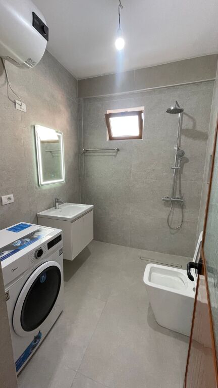 Jepet me qira shtëpi 1+1+Verandë (E mobiluar)