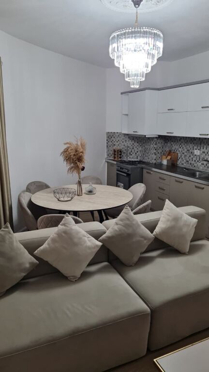 Jepet me qera 2+1 ne qender durres