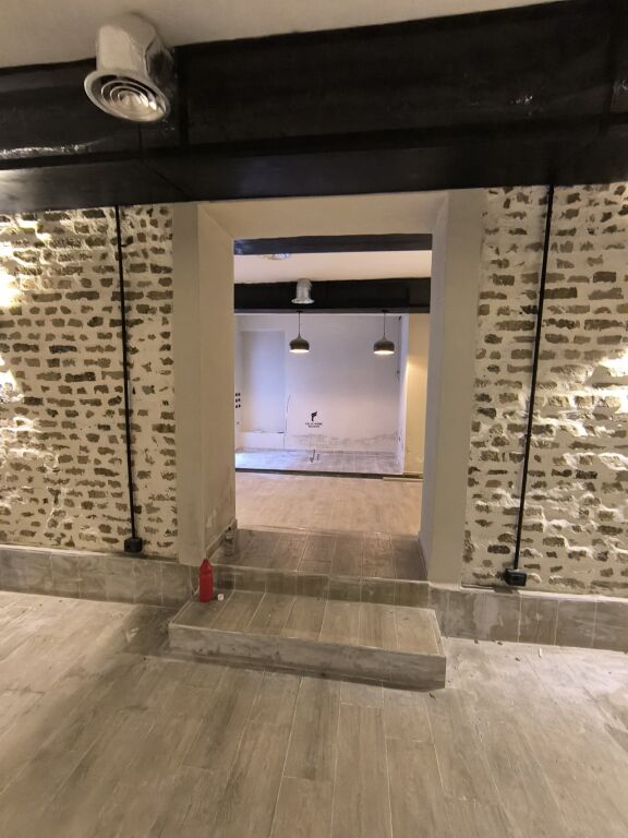 NEGOZIO IN AFFITTO 100 M2 VASIL SHANTO 100.000 LEKE FH-89083