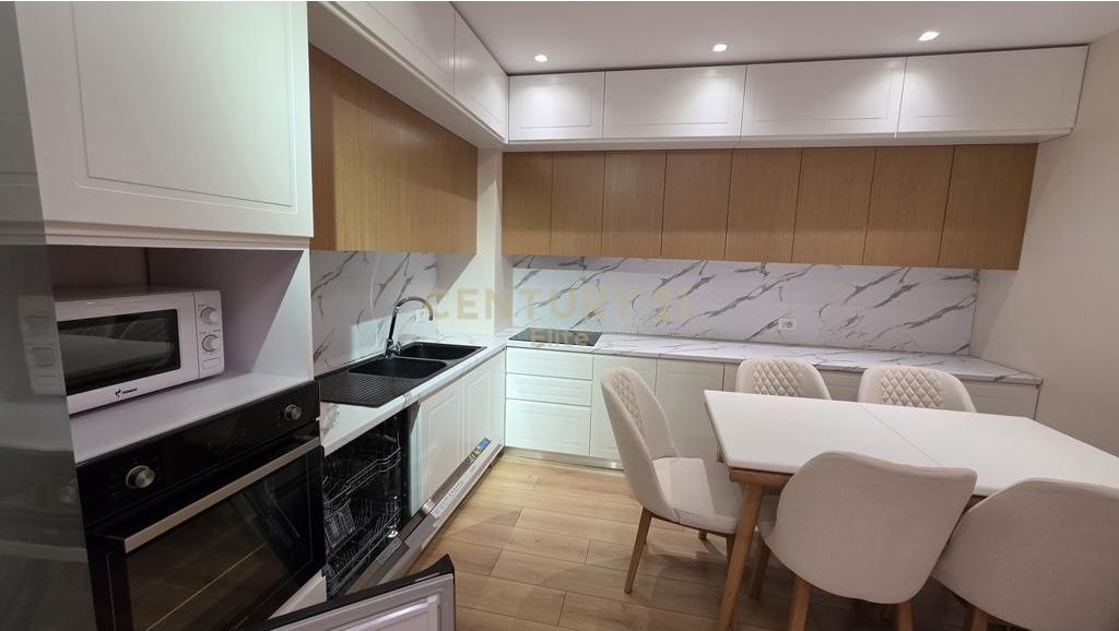 Shitet apartament 2+1+2 ne Xhamllik!
