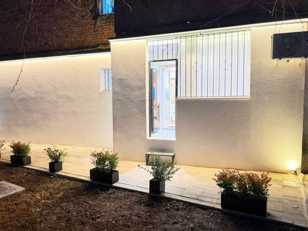 🏡 Shitet apartament 1+1, me verandë dhe parkim të sigurt përpara 📍 Rruga “Kongresi i Manastirit”, përballë Pediatrisë 📐 Sipërfaqe: 60 m² 🏢 Kati 1, pallat ekzistues pa ashensor 📄 Me hipotekë – mundësi blerjeje me kredi  ✨ Totalisht i rikonstruktuar me materiale cilësore, termoizolim me sistem kapot dhe mobilim modern luksoz. Apartamenti është i pabanuar më parë dhe gati për banim.  💰 Çmimi: 12,000,000 lekë (120 milionë lekë të vjetra)