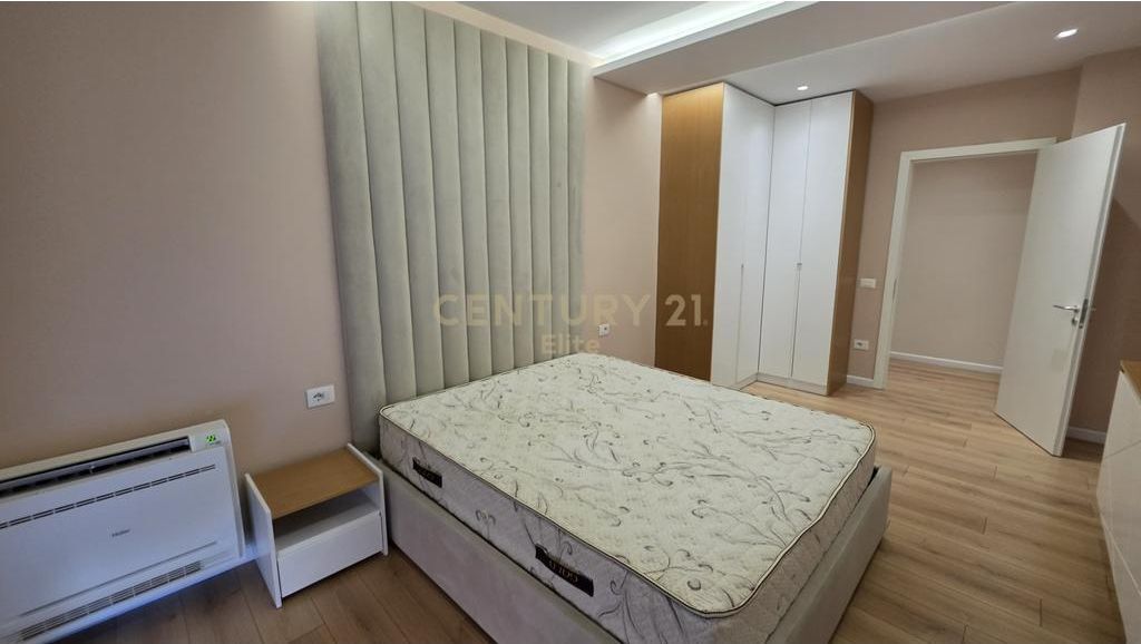 Shitet apartament 2+1+2 ne Xhamllik!