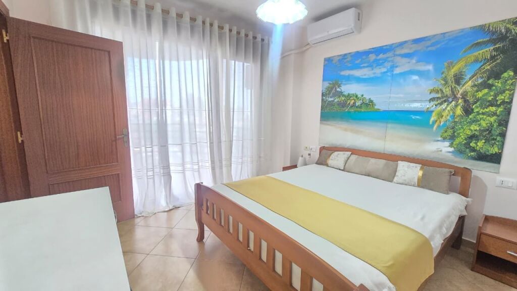 Apartment 2+1, Globe!