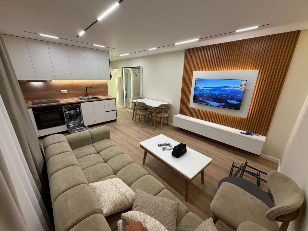🏡 Shitet apartament 1+1, me verandë dhe parkim të sigurt përpara 📍 Rruga “Kongresi i Manastirit”, përballë Pediatrisë 💰 Çmimi: 12,000,000 lekë (120 milionë lekë të vjetra)