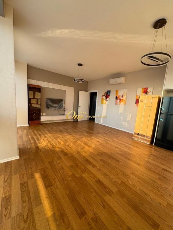 SELVIA, APARTAMENT ME QERA 3+1