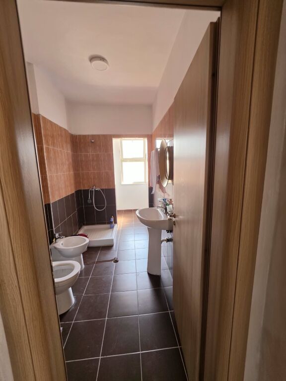 🏡 Apartament 2+1+2+2 ballkone me qera  📍 Astir, pranë market Jata  🏢 Kati 8 (me ashensor)  📐 Sipërfaqe: 117 m² 🛋 E mobiluar   💰 Çmimi: 60.000 Lekë/Muaj