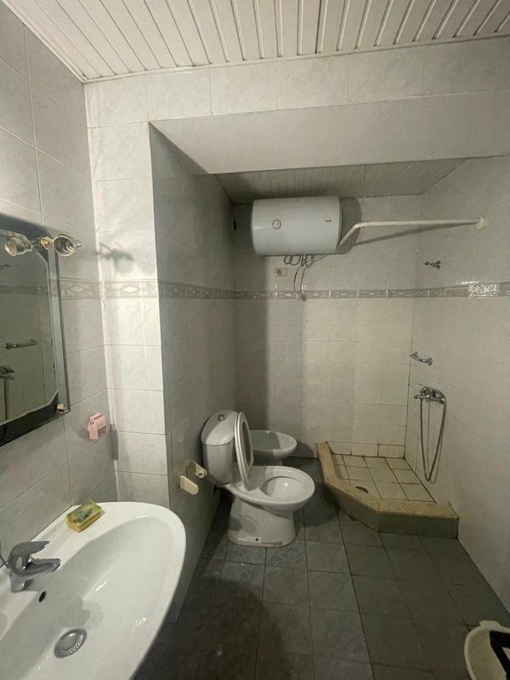 PRANË SHESHIT WILSON – SHITET APARTAMENT 2+1 - Shitet me kredi!