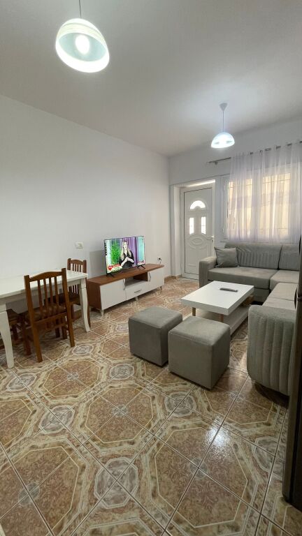 Jepet me qira shtëpi 1+1+Verandë (E mobiluar)